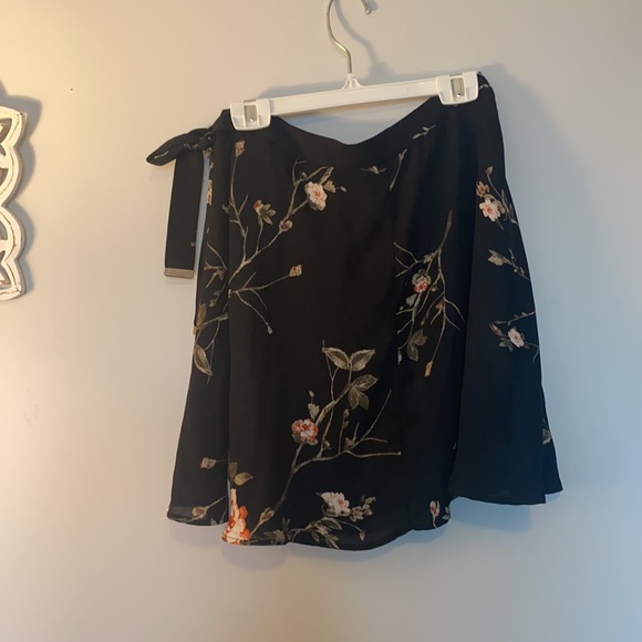 Short wrap around flowing skirt with floral print - Picture 2 of 2